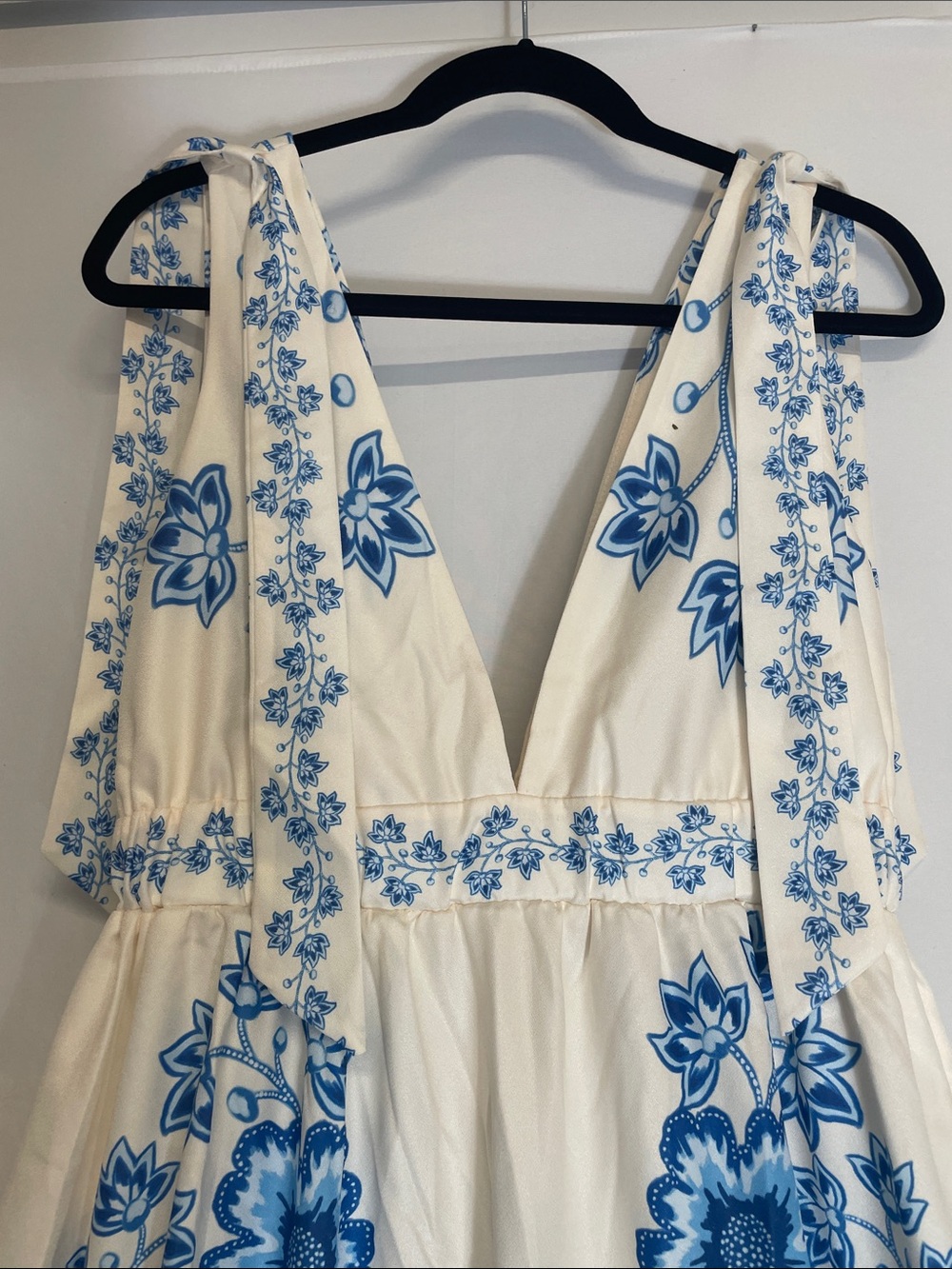 White & Blue Floral Maxi Dress with V-Neck Plunge Farm Rio like- No Tags! - Picture 4 of 7
